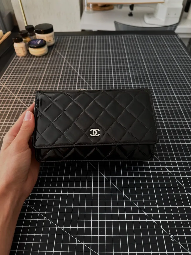 Sonra: siyaha boyanmış rugan çanta